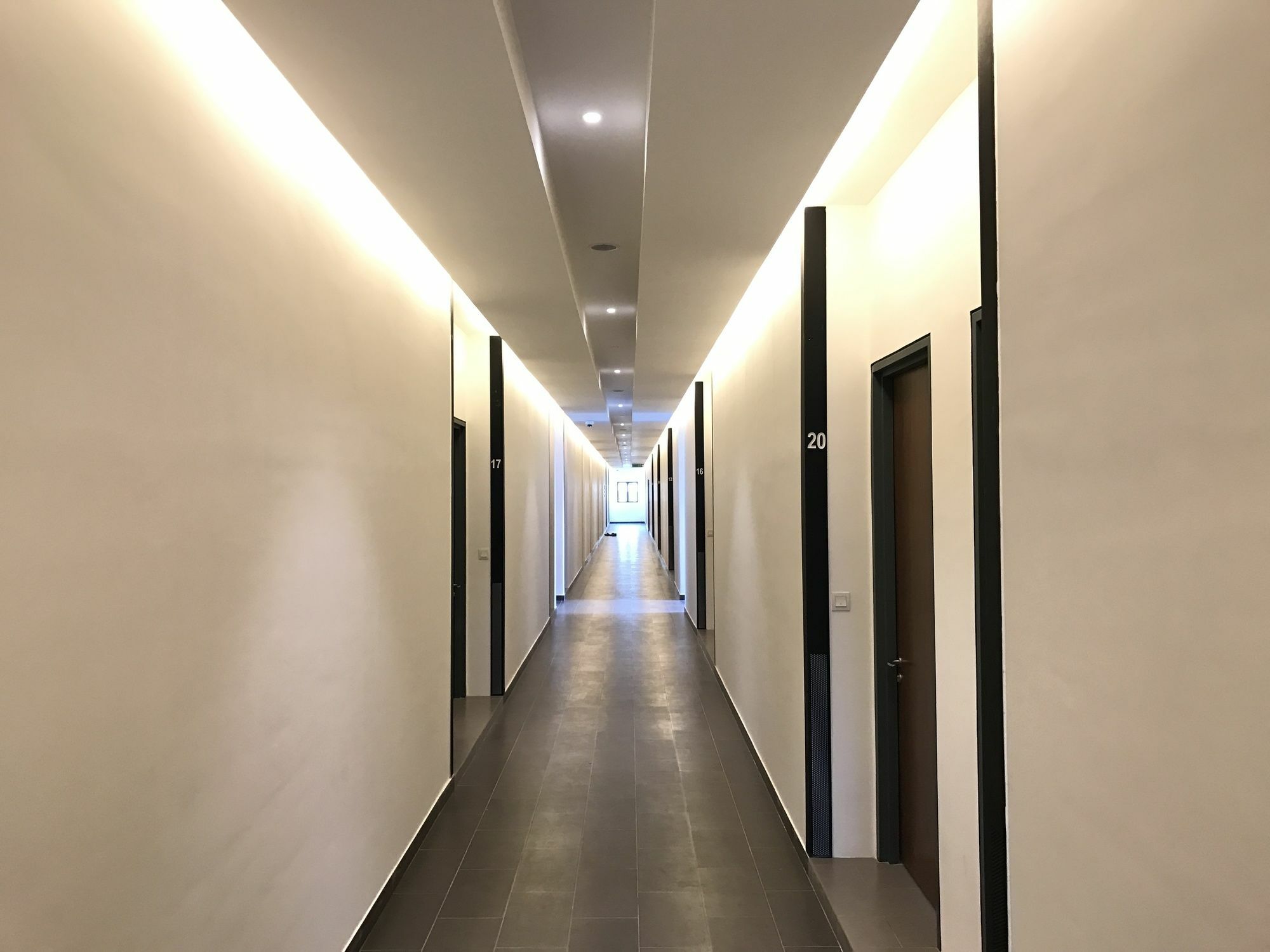 Отель Alila Bangsar Куала-Лумпур Экстерьер фото A corridor in the new building